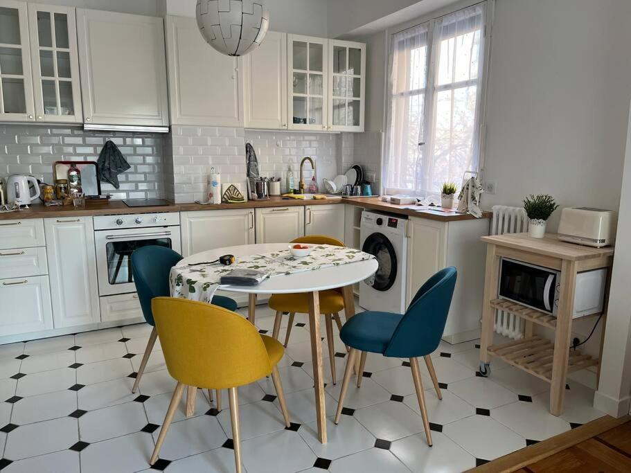 Sunny Gambetta With 3 Air Conditionings Nizza