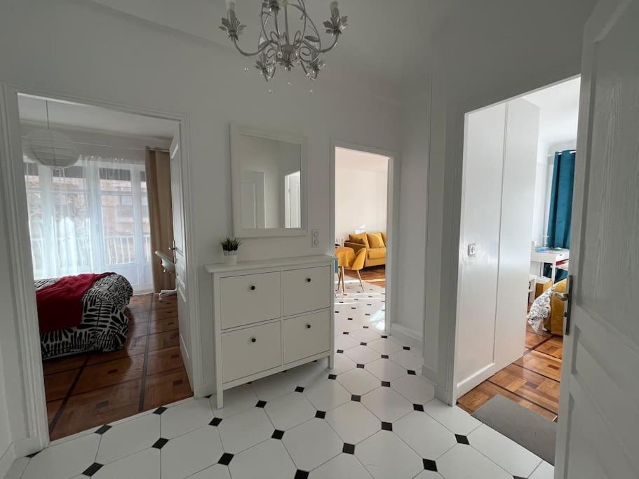 Sunny Gambetta With 3 Air Conditionings *